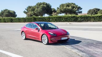 Tesla Model 3 er fortsatt populær, men det ble registrert færre eksemplarer i 2020 enn i 2019. Foto: Marius Valle
