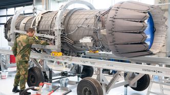 En F135-motor inne på vedlikeholdsbygget på Ørland flystasjon. Foto: Eirik Helland Urke