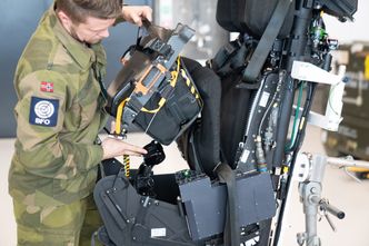 Andreas Meyer gjør vedlikehold på et utskytningssete, et US16E fra britiske Martin-Baker. Foto: Eirik Helland Urke