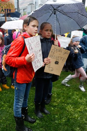 Flere tusen ungdommer trosset regnet og klimastreiket i Oslo fredag. Foto: Erik Martiniussen