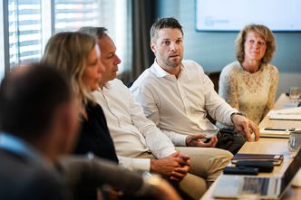 Worksohop i Zeed-prosjektet, ledet av innleid fasilitator Pernille Mølbakk (t.h). De to i lyse skjorter er Jakob Steffensen (DFDS) og Vidar Lundberg (Grieg Star). Foto:  BENJAMIN A.WARD