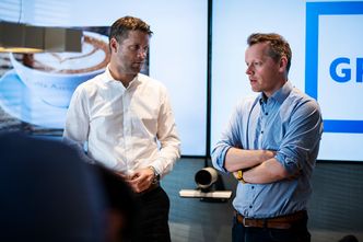 Vidar Lundberg (Grieg Star) i diskusjon med Jim Stian Olsen (Aker Solutions) under en Zeed-workshop hos Grieg.. Foto:  BENJAMIN A.WARD