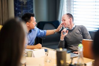 Initiativtaker til Zeed, Cato Espero (Wärtsilä) i samtale med Kenneth Simonsen (Kværner). Foto:  BENJAMIN A.WARD