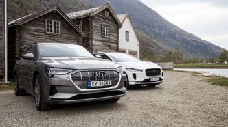 Jaguar I-Pace og Audi E-Tron i Lærdal. Foto: Marius Valle