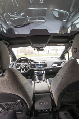 I-Pace har et stort panoramatak. Foto:  Marius Valle