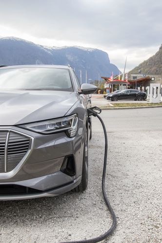 Audi E-Tron ved hurtiglader. Foto: Marius Valle