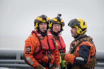 Redningsmennene Arne Marius Pettersen og Tor Helge Edorsen sammen med Alexander Fjeldsbø på KV Svalbard. Foto: Eirik Helland Urke