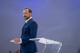 Selveste kronprins Haakon står på scenen, og forteller blant annet om tiden som Th!nk-sjåfør. Foto:  Paal Kvamme