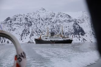 Passasjerer fra Nordstjernen settes i land med tenderbåter i Signehamna i Lilliehöökfjorden. Foto:   Tore Stensvold