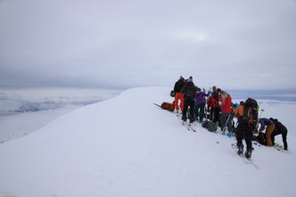 Skiturister på toppen av Dronning Maudfjell på Svalbard. Foto:   Tore Stensvold