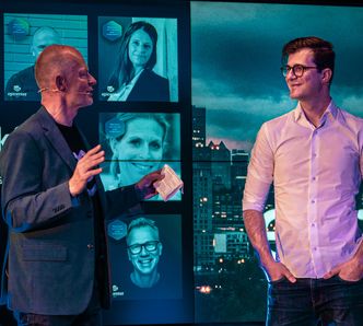 James Larsen fra deletjenesten for klær Fjong. Her blir han intervjuet av moderator og sentersjef Peter Jetzel. Foto:  Marcin Ptak/Epicenter