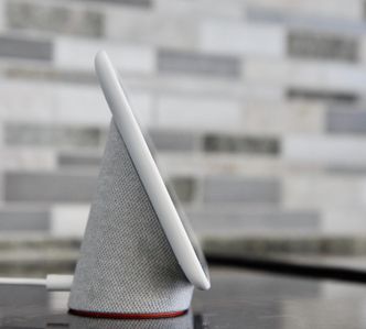 Nest Hub ser ut som en høyttaler med et påmontert nettbrett. Foto: Kurt Lekanger
