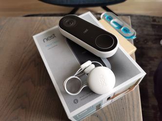Nest Hello er en ringeklokke med innebygget kamera. I tillegg til uteenheten (bildet) må du også installere en ringeenhet på innsiden av din eksisterende dørklokke innendørs.