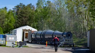 Forsvarsbygg har bygd Nord-Europas største testrigg. Kruttrøyken siger opp etter sprengingen av et vindusglass som er montert i containeren i enden av riggen. Foto:  Tuva Strøm Johannessen