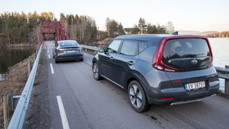 Tesla Model 3 og Kia e-Soul er to ganske ulike biler i utforming. Foto:  Marius Valle