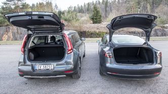 Kia e-Soul har mindre bagasjeromsplass, men kan for mange være mer praktisk enn Model 3. Foto:  Marius Valle