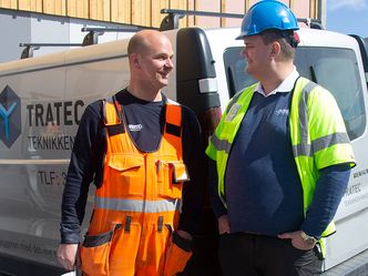 – Du er flink til å svinge deg rundt når vi trenger produkter raskt, sier Erling Lyngsvåg til Thomas Ødegaard (t.h.)