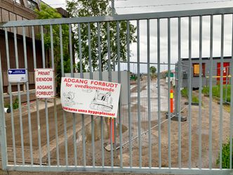 Klokka 06.30 torsdag morgen er det ingen dramatikk på anleggsområdet på Vallø. Men når Forsvaret skal undersøke bomba, må beboere i en kilometers omkrets evakueres. Foto:  Svein-Erik Hole