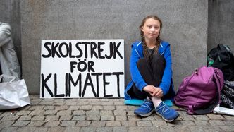 Thunberg ble kjent i slutten av august i fjor, da hun skolestreiket for klima. Siden har streiken spredd seg til mange land, inkludert Norge. Her er Thunberg avbildet utenfor Riksdagen i Stockholm, 22. august 2018. – Siden ingen andre gjør noe med klimaet, så vil jeg gjøre det. Det er mitt moralske ansvar å gjøre noe, sa hun den gangen. Foto: Jessica Gow/TT NYHETSBYRÅN / NTB scanpix