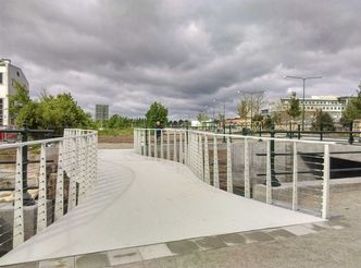Det tok en halv times tid å heise broen på plass over kanalen i Malmö. Foto: Jan Kroon, Fiber Core