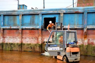 Hull i skroget: Et hull måtte brennes i skroget på denne lekterdelen slik at kjettinger kunne tres gjennom og festes for innhaling på slippen. Foto:  Thomas Førde