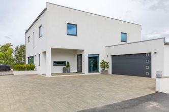 Huset er bygget i Thermomur, med hulldekke som etasjeskille. Utvendig er det kledd med fiberarmert puss. Foto: Delta V