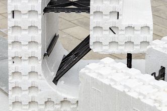 Plastbinderne som holder EPS-lagene sammen, gir også skrufeste til kledning og spor til armeringsjern. Foto: Delta V