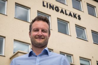 Daglig leder Kristian Botnen foran den gamle bankbygningen som administrasjon av Lingalaks nylig flyttet inn i og der ti oppdrettsanlegg i Hordaland styres fra. Foto:  Otto von Münchow