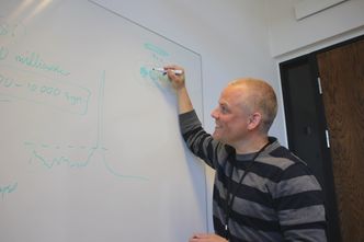 God gammeldags tusj må til når Klas Pettersen skal forklare kunstig intelligens. Dag Inge Danielsen/UiO. Lisens: <a href="http