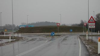En dansk analyse av 332 rundkjøringer viser en signifikant nedgang i trafikkulykker i rundkjøringer med mer enn to meter høye sentraløyer. Foto: Vejdirektoratet