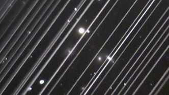 Observasjoner av galaksehopen NGC 533/4 er plaget av satellitter som tegner lange streker på bildene. Illustrasjon:  Lowell Observatory