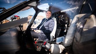 Justisminister Jøran Kallmyr påpekte selv at det er en takknemlig oppgave å komme og ta imot nytt, toppmoderne utstyr. Foto:  Eirik Helland Urke