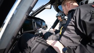 Flygesjef Gunnar Arnekleiv (nærmest) i cockpiten på et av de nye AW169-helikoptrene. Foto:  Eirik Helland Urke