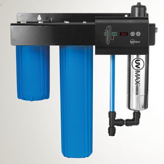 Enkelt: Et enkelt anlegg til en bolig eller hytte består av et partikkelfiler, et kullfiler og et rør i rustfritt stål. Her strømmer vannet forbi et kvartsglassvindu hvor en en 40 watts UV lyskilde belyser vannet og dreper mikroorgansimene. Foto:  Vannbehandling