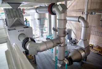 Komplekst: Et moderne kaffebrenneri er et komplekst anlegg med mange komponenter. Biogassen bringer lufttemperaturen opp i 400°C – kaffebønnene når litt mindre enn 200°C. Installasjonen er godt i gang, og ferdigstilles først neste år. Foto: Sverre Christian Jarild