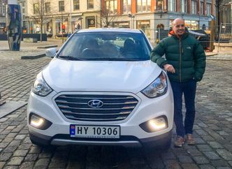 Tomas Fiksdal er en av få private som har kjøpt hydrogenbil. Nå kan han ikke bruke Hyundaien sin. Foto: privat