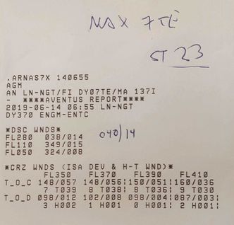 Slike lapper med detaljert væroversikt fra Avtech printes ut i cockpit. Foto: Per Erlien Dalløkken