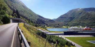 Et av Havila Kystrutens kystruteskip på vei inn i Stad skipstunnel ved Moldefjorden. Ved byggestart i 2021 kan tunnelen være klar i 2025. Illustrasjon:  Kystverket