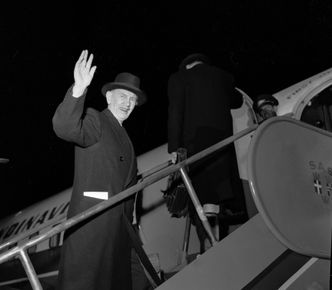 SAS innviet sin rute København-Los Angeles over Nordpolen i 1954. Her er DC-6B «Helge Viking», OY-KM, klar til å ta av fra København for å fly mot Søndre Strømfjord og Winnipeg til Los Angeles med statsminister Oscar Torp om bord på den historiske ferden. Foto:  NTB / Scanpix