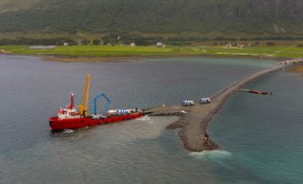 Betongbilene måtte fraktes ut til anleggsplassen med båt, da fundamentet til den ene brusøyla til Lepsøybrua ble støpt tidligere i juni. Foto: Statens vegvesen