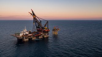 Det var Heeremas løftefartøy Thialf som satte det 2000 tonn tunge plattformdekket på plass på understeller i forrige uke. Foto:  Even Kleppa, Olaf Nagelhus/Woldcam/Aker BP