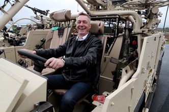 Forsvarsminister Frank Bakke-Jensen fikk prøve den nye Supacat HTM Extenda da han besøkte Forsvarets Spesialkommando på Rena. Foto: Torbjørn Kjosvold / Forsvaret