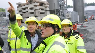 NCCs prosjektleder Ove Røsland peker og forklarer for konsernets toppsjef Tomas Carlson (nærmest kamera) den store installasjonen som nå er på plass på Steinskogen. Foto:  Jarle Skoglund