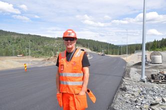 Elektroansvarlig Hans Olav Dalen i Statens vegvesen er tilfreds med antall veglys som skal opp langs E134-traseen. Foto:  Kjell Wold/Statens vegvesen