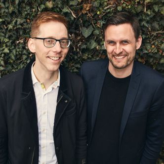Gründer Gudmundur Hreidarsson (t.v.) og medgründer og toppsjef Rune Mai har høye forventninger til norgeslanseringen. Foto:  Spiir