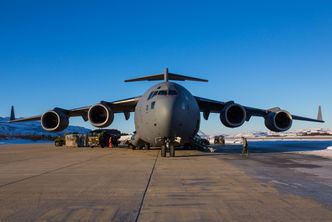 Et C-17 Globemaster III på Banak flystasjon under vinterøvelsen Joint Viking 2017. Flyet kom med personell og to Bell 412 SP helikoptere. Foto:  Kristian Berg / Forsvaret