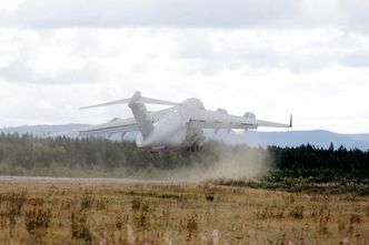 Et C-17 Globemaster III fly fra Heavy Airlift Wing tar av fra flystripa på Rena. Foto:  Torbjørn Kjosvold / Forsvaret