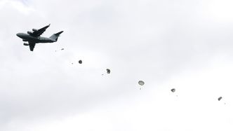 En C-17 Globemaster III dropper fallskjermhoppere fra Forsvarets Spesialkommando på Rena leir. Foto:  Torbjørn Kjosvold / Forsvaret
