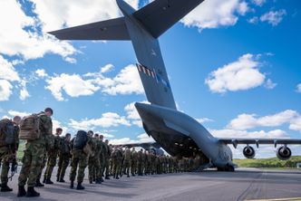 Soldater fra Brigade Nords 2. bataljon deployerer til Øvelse Saber Strike 16 i Latvia, med et av NATOs C-17 Globemaster III. Foto:  Ole-Sverre Haugli/Forsvaret
