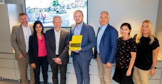 John M Størdal (nummer tre fra venstre) har ledet ekspertutvalget som i dag overleverte rapporten sin til samferdselsminister Jon Georg Dale. Foto:  Samferdselsdepartementet